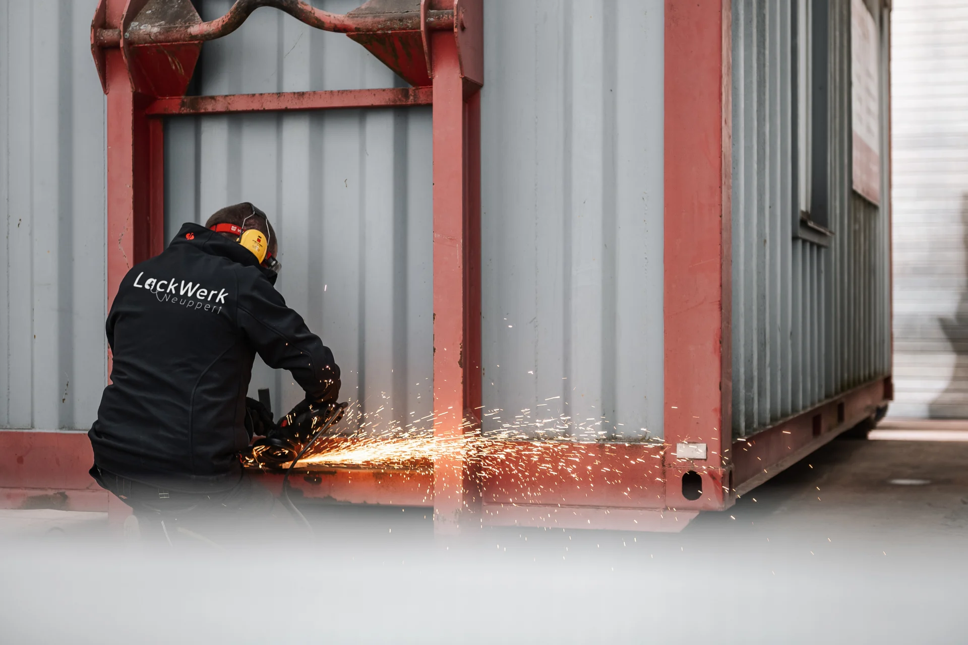 Schweißarbeiten an einem Container zur Lackiervorbereitung