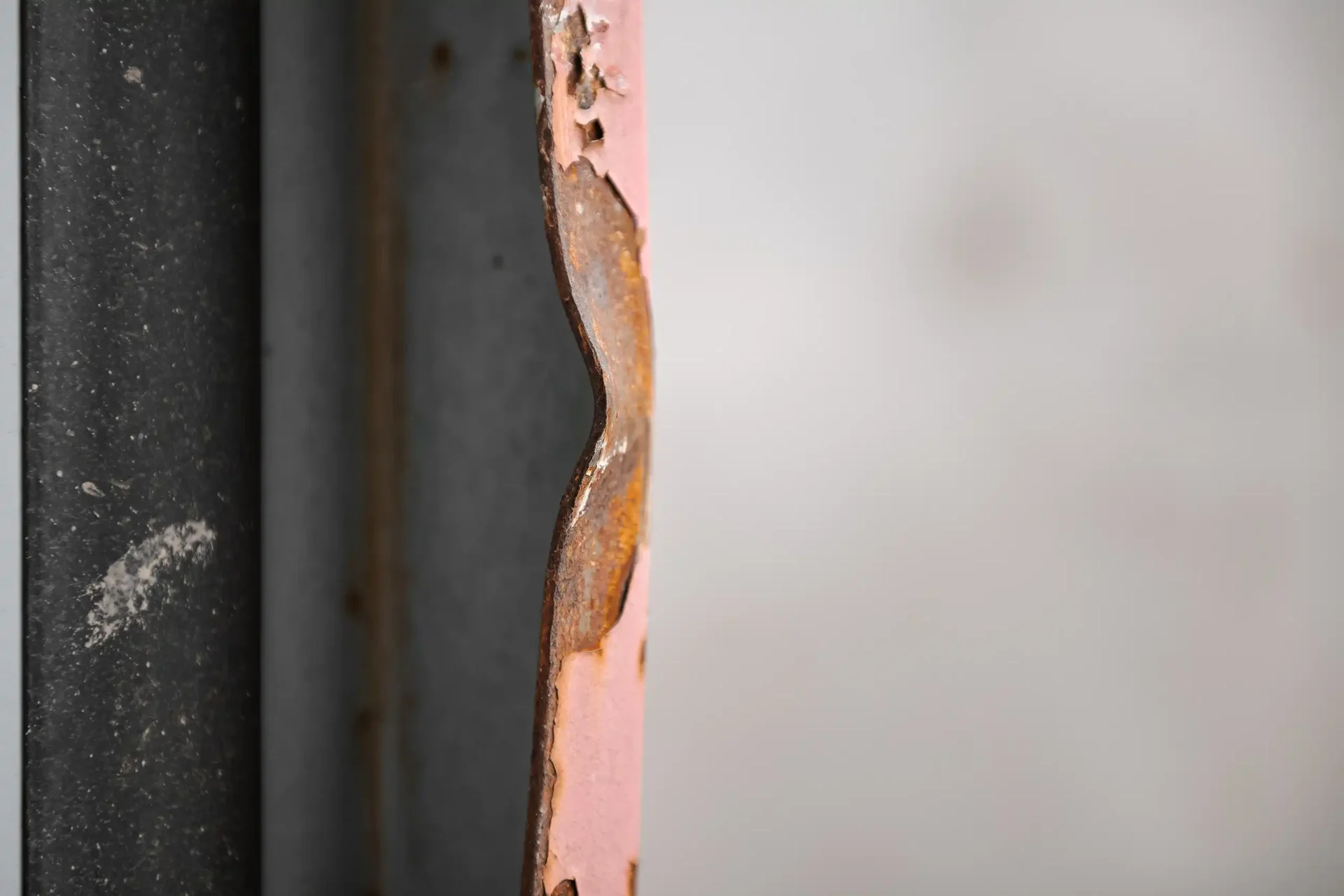 Fehlerhafte Roststelle an einem Container vor der Lackierung