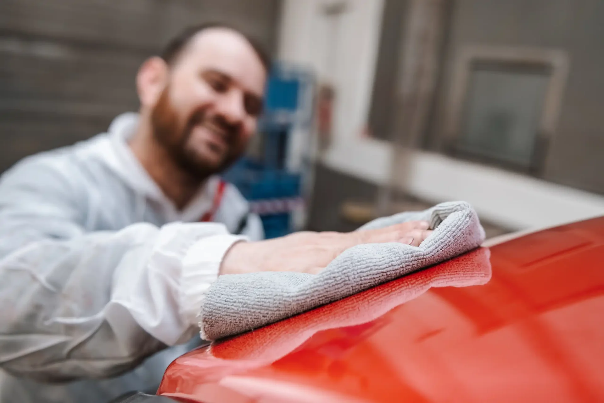 Finishen der frisch lackierten Oberfläche in Handarbeit