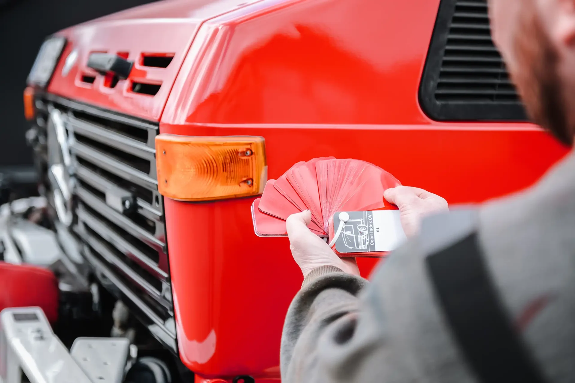 Farbfächer in Rot zur Auswahl der korrekten Lackierfarbe für den Feuerwehr Oldtimer.