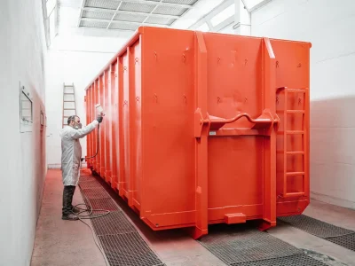 Lackierung eines Containers in der XXL Lackierkabine bei LackWerk